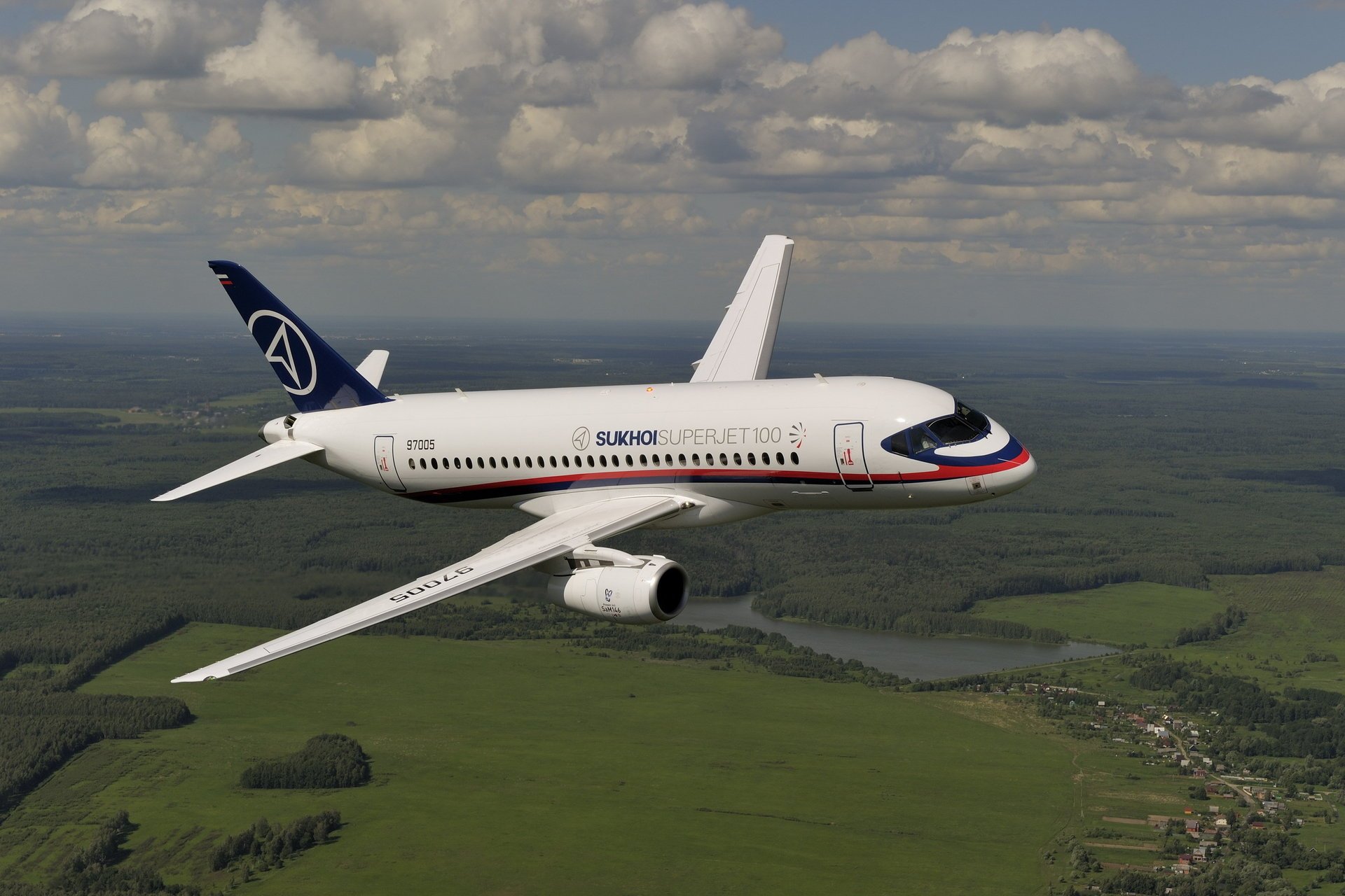 ukhoi superjet 100 passagierflugzeug trocken