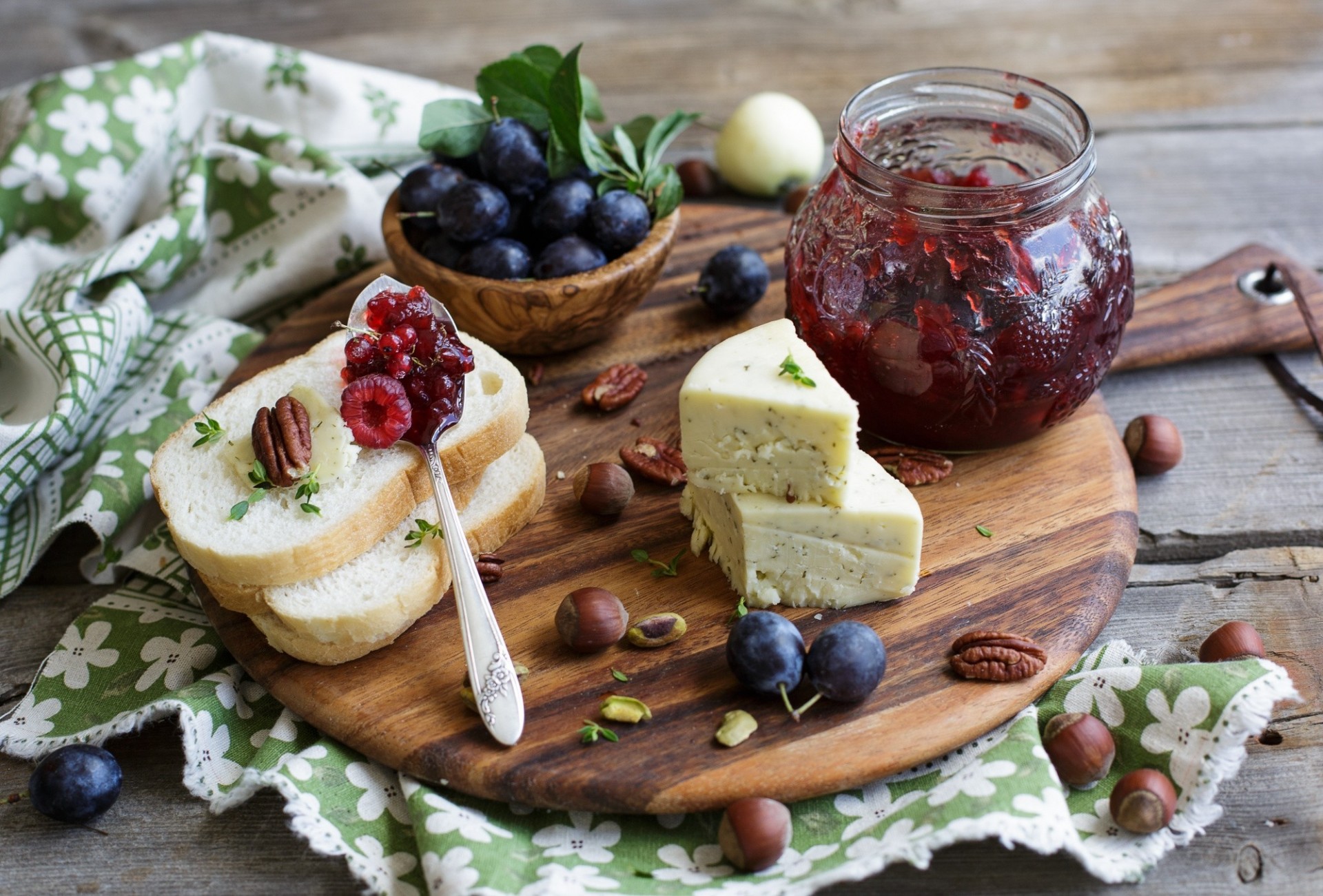 loggia marmellata prugne pane formaggio noci