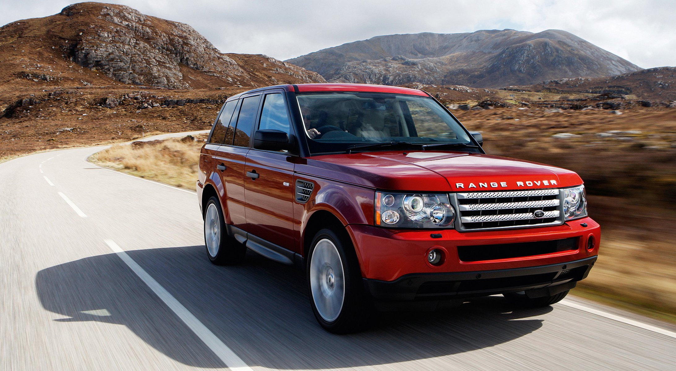 rosso land rover montagne