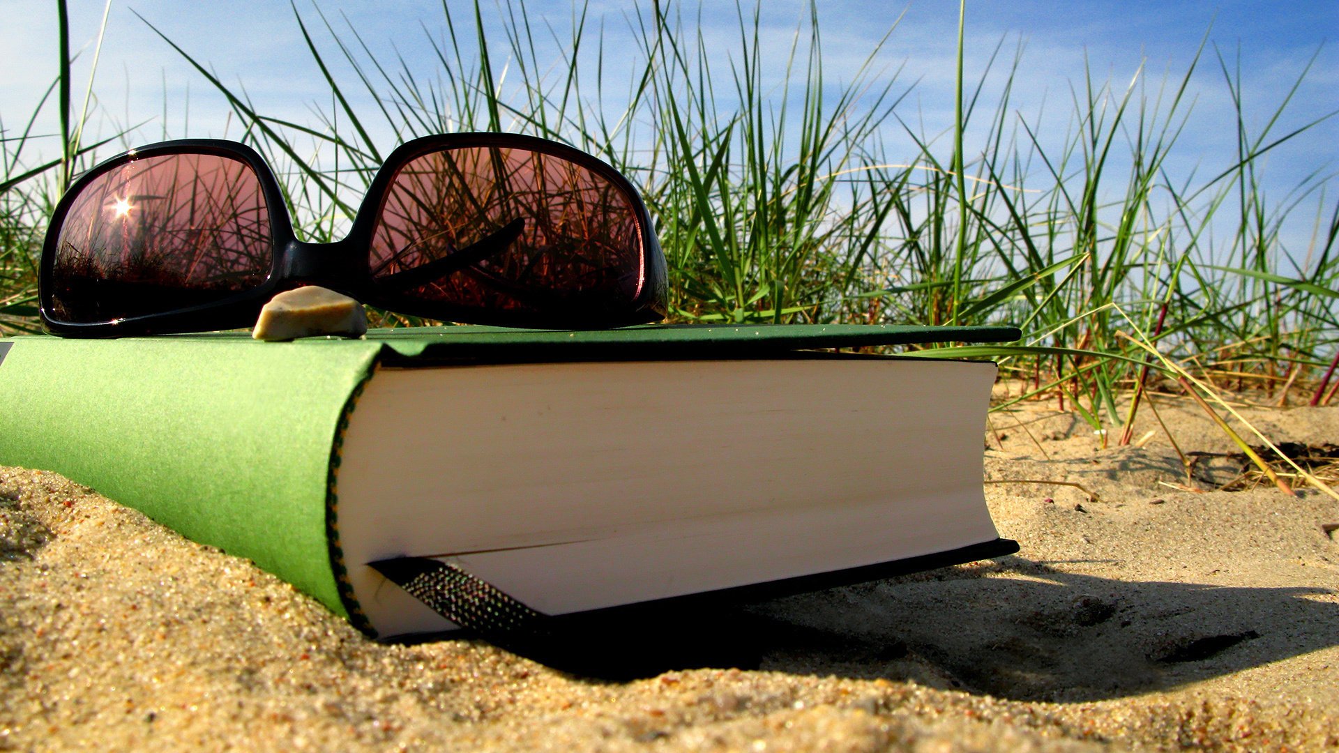 buch lesezeichen brille urlaub sommer sand gras