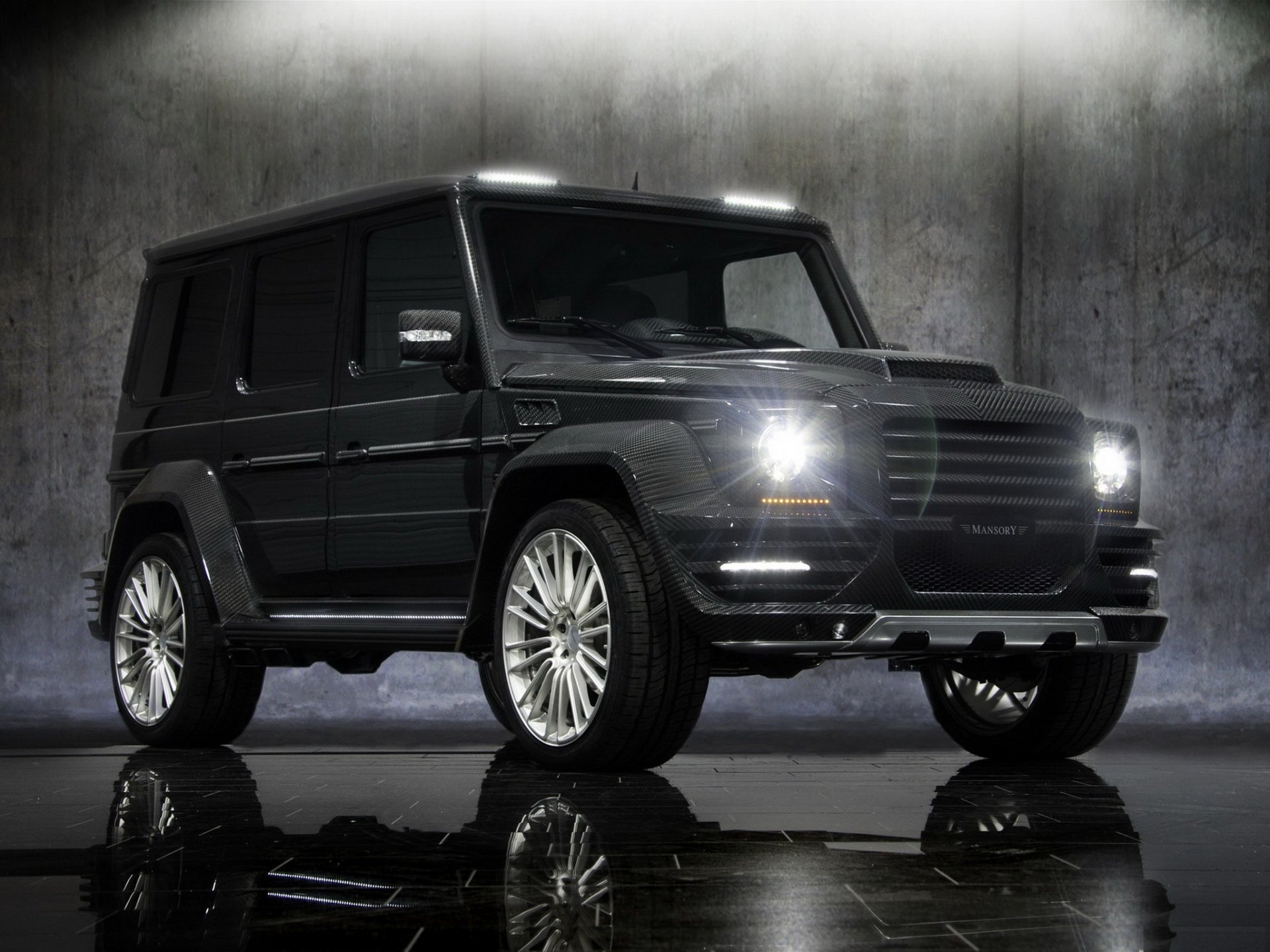 mansory mercedes-benz g-couture gelendwagen viel carbon scheinwerferlicht