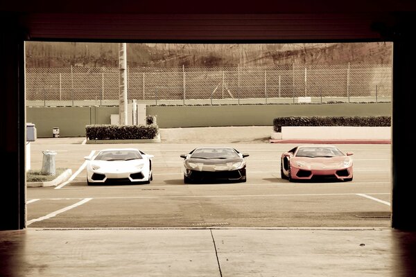 Drei Lamborghini auf dem Parkplatz unter der sengenden Sonne 