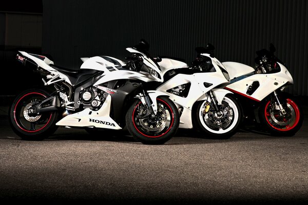 Motos honda noir et blanc élégantes