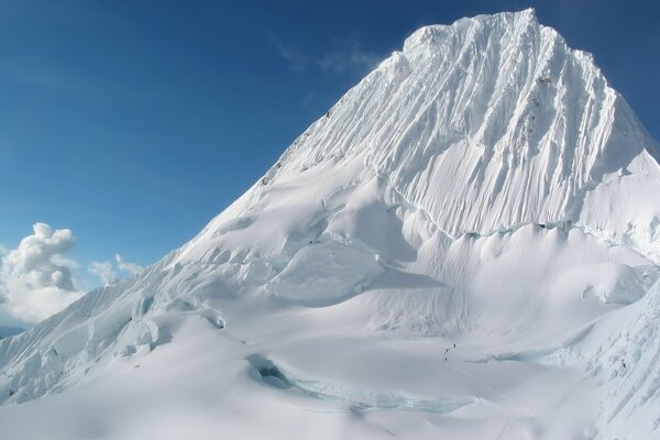 Grand glacier enneigé avec sentier