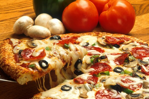 Leckere Pizza mit Oliven und Pilzen