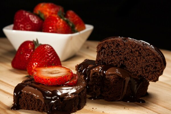 Delicioso postre. Pastel de chocolate con fresas