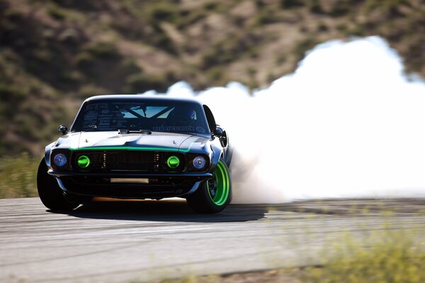 Deportivo ford mustang. Derrape en la carretera