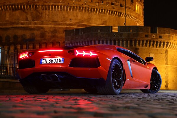 Auto Lamborghini di colore rosso