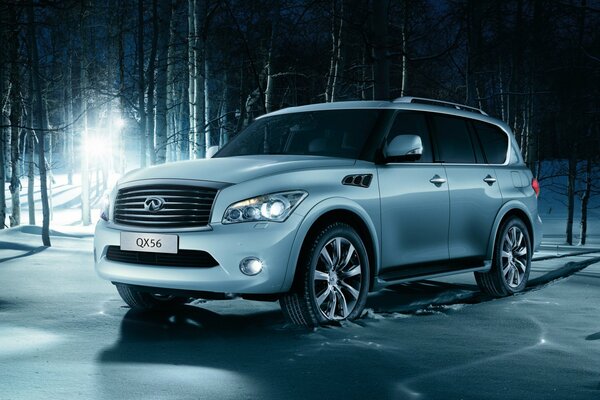 Luxus-SUV Infiniti im Winterwald