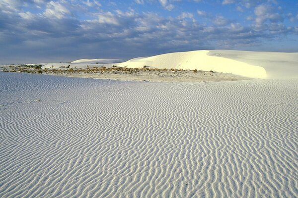 Deserto solitario sotto un cielo nuvoloso