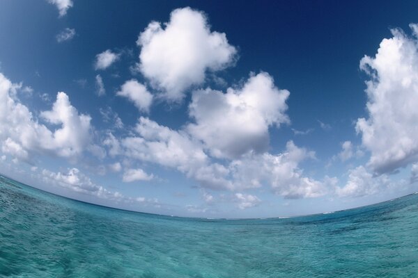 Mare blu che si fondono con il cielo