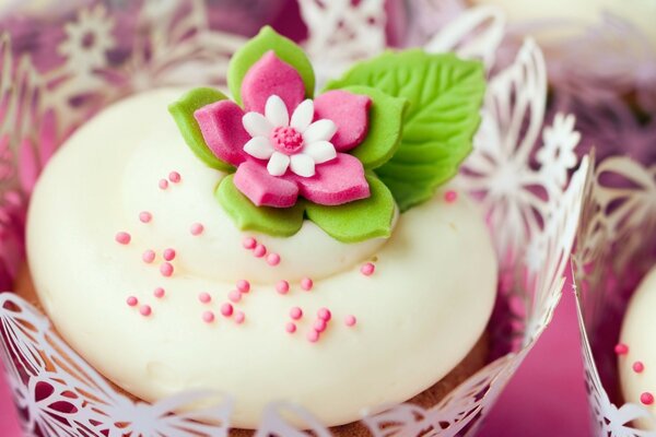 Pastel de masilla con flor rosa