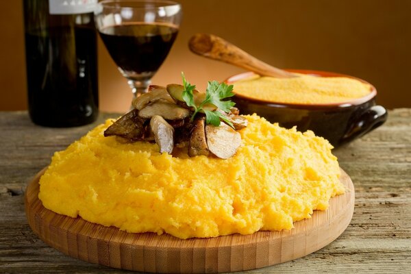 Leckeres Abendessen mit einer Flasche Rotwein