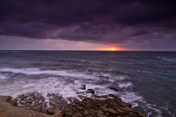 Beau coucher de soleil sur la mer sombre