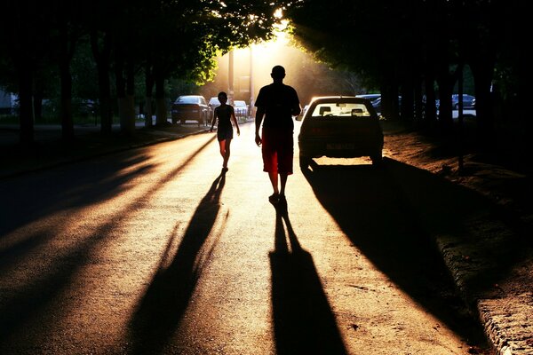 Calle de la ciudad. Gente caminando al atardecer