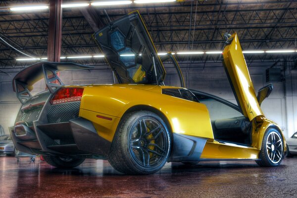 Lamborghini murcielago superveloce желтого цвета с открытой вверх дверью