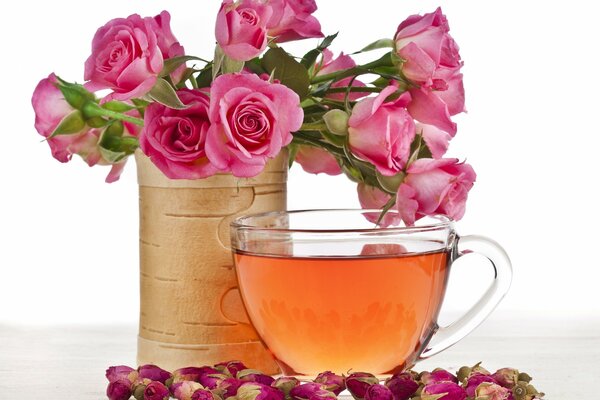 Tazza di tè vicino a woza con rose