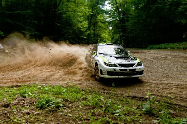 Spektakuläres Schleudern auf dem sportlichen Subaru