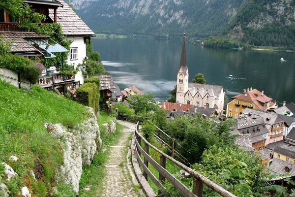 Dorschka führt vorbei an Häusern zum Bergsee