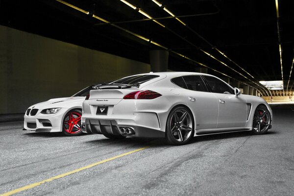 Porsche Panamera tuneado blanco en el túnel