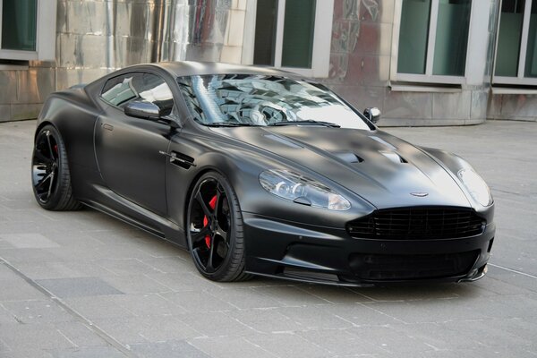Tuningowany Aston Martin w kolorze czarnym