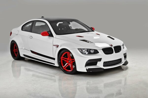 Bianco bmw gtrs3 con cerchi rossi