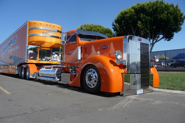 Camion Peterbilt arancione con cabina arancione