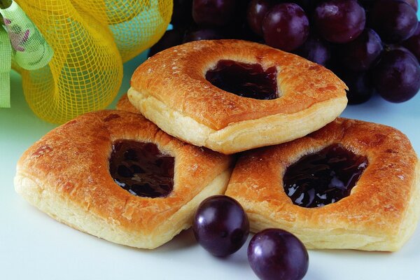 Gebäck mit Marmelade aus blauen Beeren