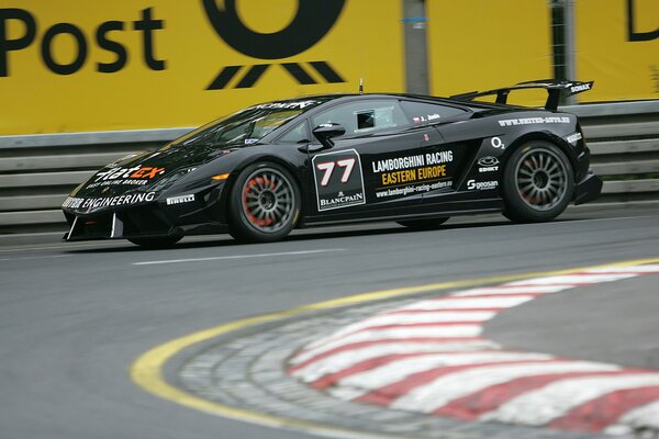 Lamborghini en la curva de la pista de carreras