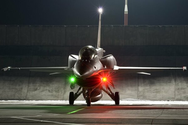 Le chasseur F-16 a atterri au sol