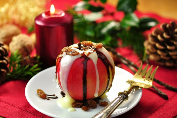 Десерт из яблока, изюма и шоколада на рождество