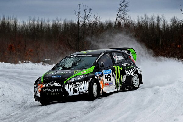 Ford fiesta de Ken Block en derrape en la nieve