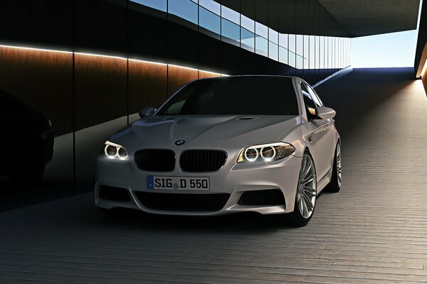 Белый BMW m5 в педземном тоннеле