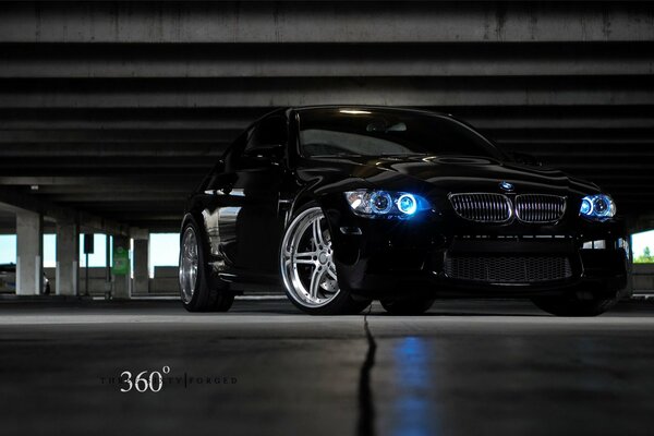 Noir BMW M3 debout sur le parking