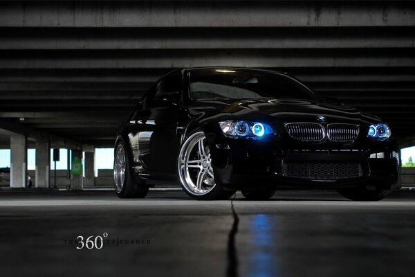 Czarne BMW M3 stojące na parkingu