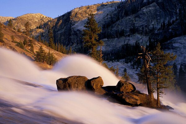 Incredible contrast of the landscape: the sun with fog on the left, snow at the foot of the mountains on the right