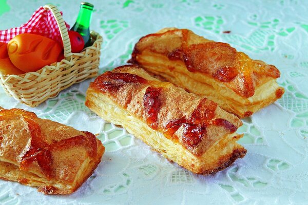 En una servilleta bordada, galletas con mermelada