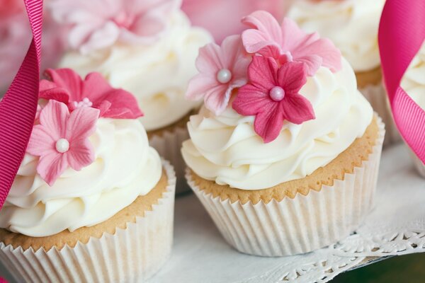 Dolci da forno. Decorazione con crema