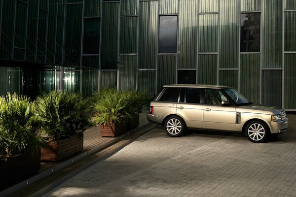 RANGE ROVER FUORI DAL PALAZZO A TARDA NOTTE