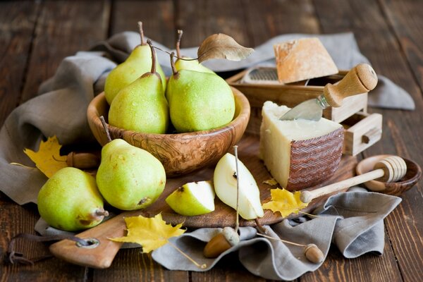 Poires dans des assiettes et à côté du fromage