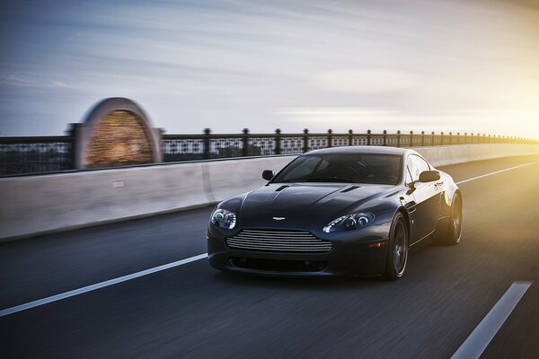 Aston Martin noir Monte à la vitesse sur l autoroute