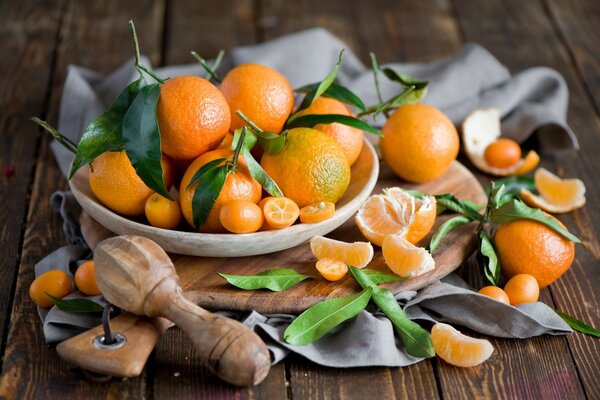 Mandarines sur une assiette de toutes tailles et avec des feuilles