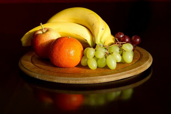 Piatto di frutta banana e uva