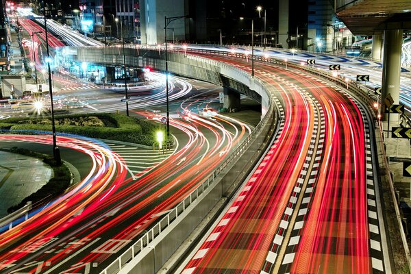 Japonia. Oświetlenie rozwidlenia mostu drogowego