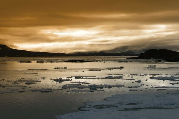 Eis schwimmt im Wasser vor dem Hintergrund der Wolken