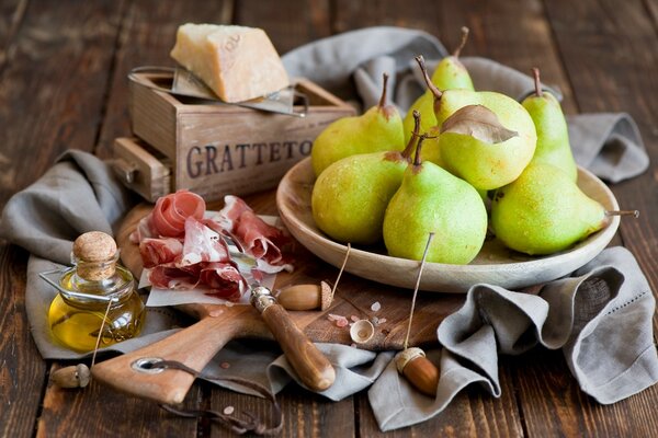 A bed with pear, cheese and ham
