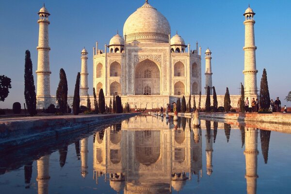 Taj Mahal et le ciel bleu clair