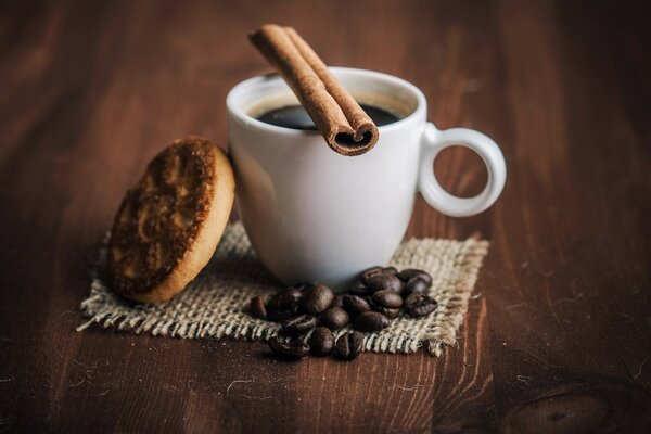 Café de grano fuerte con canela