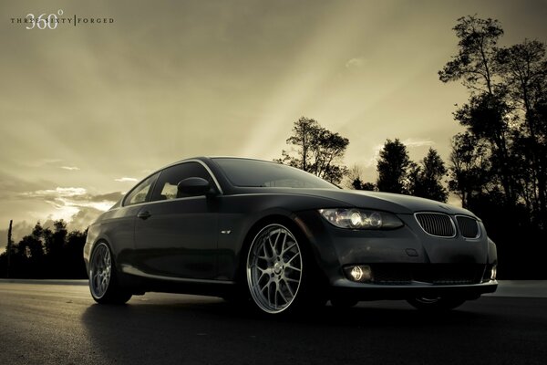 Schwarzer Bmw im Sepia-Stil