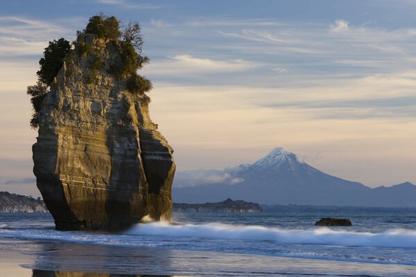 Der Berg Taranaki und die leichte Brandung